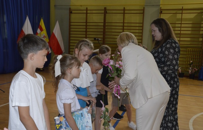 27 czerwca 2025 roku w odbyła się uroczystość zakończenia roku szkolnego, która była pełna wzruszeń i radości. 
Podczas uroczystości nie zabrakło serdecznych podziękowań dla wszystkich, którzy przyczynili się do sukcesu mijającego roku szkolnego. Uczniowie otrzymali gratulacje za ich ciężką pracę i osiągnięcia. Podkreślono, jak ważne jest ich zaangażowanie i chęć nauki. Nauczyciele zostali uhonorowani za ich poświęcenie i wsparcie, które każdego dnia umożliwia młodym ludziom rozwój. Administracja i obsługa szkoły otrzymały podziękowania za ich nieocenioną pracę, która często odbywa się w cieniu, ale jest kluczowa dla funkcjonowania szkoły. Rodzice zostali docenieni za współpracę i wsparcie, które są niezbędne dla osiągania wspólnych celów edukacyjnych.
Podczas uroczystości wręczono nagrody wyróżnionym uczniom, którzy wykazali się szczególnymi osiągnięciami w nauce oraz działalności pozalekcyjnej. Ich determinacja i pasja zostały nagrodzone gromkimi brawami. 
Na uroczystości mieliśmy zaszczyt gościć: Przewodniczącą Rady Rodziców – panią Annę Szymanek, Zastępcę Rady Rodziców – panią Monikę Cendrowską, Skarbnika Rady Rodziców – panią Annę Szarszunowicz oraz Przewodniczącego Rady Miasta – pana Bogdana Pobiarżyn. Ich obecność była dla nas wielkim honorem i dowodem na to, jak ważna jest współpraca między szkołą a społecznością lokalną.
Organizacją tego wyjątkowego dnia zajęła się klasa 5a, która zadbała o każdy szczegół wydarzenia. Uroczystość uświetnił występ szkolnego chóru pod kierunkiem pani Iwony Matukiewicz, który wykonał kilka utworów, wprowadzając wszystkich w podniosły nastrój. Ich talent i zaangażowanie zostały docenione przez wszystkich obecnych. 
Uroczystość zakończenia roku szkolnego była nie tylko momentem podsumowania, ale także okazją do wyrażenia wdzięczności i zacieśnienia więzi w społeczności szkolnej. To był wspaniały dzień, który na długo pozostanie w naszej pamięci.
