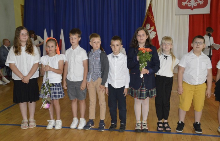 27 czerwca 2025 roku w odbyła się uroczystość zakończenia roku szkolnego, która była pełna wzruszeń i radości. 
Podczas uroczystości nie zabrakło serdecznych podziękowań dla wszystkich, którzy przyczynili się do sukcesu mijającego roku szkolnego. Uczniowie otrzymali gratulacje za ich ciężką pracę i osiągnięcia. Podkreślono, jak ważne jest ich zaangażowanie i chęć nauki. Nauczyciele zostali uhonorowani za ich poświęcenie i wsparcie, które każdego dnia umożliwia młodym ludziom rozwój. Administracja i obsługa szkoły otrzymały podziękowania za ich nieocenioną pracę, która często odbywa się w cieniu, ale jest kluczowa dla funkcjonowania szkoły. Rodzice zostali docenieni za współpracę i wsparcie, które są niezbędne dla osiągania wspólnych celów edukacyjnych.
Podczas uroczystości wręczono nagrody wyróżnionym uczniom, którzy wykazali się szczególnymi osiągnięciami w nauce oraz działalności pozalekcyjnej. Ich determinacja i pasja zostały nagrodzone gromkimi brawami. 
Na uroczystości mieliśmy zaszczyt gościć: Przewodniczącą Rady Rodziców – panią Annę Szymanek, Zastępcę Rady Rodziców – panią Monikę Cendrowską, Skarbnika Rady Rodziców – panią Annę Szarszunowicz oraz Przewodniczącego Rady Miasta – pana Bogdana Pobiarżyn. Ich obecność była dla nas wielkim honorem i dowodem na to, jak ważna jest współpraca między szkołą a społecznością lokalną.
Organizacją tego wyjątkowego dnia zajęła się klasa 5a, która zadbała o każdy szczegół wydarzenia. Uroczystość uświetnił występ szkolnego chóru pod kierunkiem pani Iwony Matukiewicz, który wykonał kilka utworów, wprowadzając wszystkich w podniosły nastrój. Ich talent i zaangażowanie zostały docenione przez wszystkich obecnych. 
Uroczystość zakończenia roku szkolnego była nie tylko momentem podsumowania, ale także okazją do wyrażenia wdzięczności i zacieśnienia więzi w społeczności szkolnej. To był wspaniały dzień, który na długo pozostanie w naszej pamięci.
