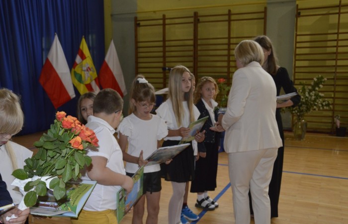 27 czerwca 2025 roku w odbyła się uroczystość zakończenia roku szkolnego, która była pełna wzruszeń i radości. 
Podczas uroczystości nie zabrakło serdecznych podziękowań dla wszystkich, którzy przyczynili się do sukcesu mijającego roku szkolnego. Uczniowie otrzymali gratulacje za ich ciężką pracę i osiągnięcia. Podkreślono, jak ważne jest ich zaangażowanie i chęć nauki. Nauczyciele zostali uhonorowani za ich poświęcenie i wsparcie, które każdego dnia umożliwia młodym ludziom rozwój. Administracja i obsługa szkoły otrzymały podziękowania za ich nieocenioną pracę, która często odbywa się w cieniu, ale jest kluczowa dla funkcjonowania szkoły. Rodzice zostali docenieni za współpracę i wsparcie, które są niezbędne dla osiągania wspólnych celów edukacyjnych.
Podczas uroczystości wręczono nagrody wyróżnionym uczniom, którzy wykazali się szczególnymi osiągnięciami w nauce oraz działalności pozalekcyjnej. Ich determinacja i pasja zostały nagrodzone gromkimi brawami. 
Na uroczystości mieliśmy zaszczyt gościć: Przewodniczącą Rady Rodziców – panią Annę Szymanek, Zastępcę Rady Rodziców – panią Monikę Cendrowską, Skarbnika Rady Rodziców – panią Annę Szarszunowicz oraz Przewodniczącego Rady Miasta – pana Bogdana Pobiarżyn. Ich obecność była dla nas wielkim honorem i dowodem na to, jak ważna jest współpraca między szkołą a społecznością lokalną.
Organizacją tego wyjątkowego dnia zajęła się klasa 5a, która zadbała o każdy szczegół wydarzenia. Uroczystość uświetnił występ szkolnego chóru pod kierunkiem pani Iwony Matukiewicz, który wykonał kilka utworów, wprowadzając wszystkich w podniosły nastrój. Ich talent i zaangażowanie zostały docenione przez wszystkich obecnych. 
Uroczystość zakończenia roku szkolnego była nie tylko momentem podsumowania, ale także okazją do wyrażenia wdzięczności i zacieśnienia więzi w społeczności szkolnej. To był wspaniały dzień, który na długo pozostanie w naszej pamięci.
