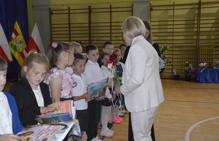 27 czerwca 2025 roku w odbyła się uroczystość zakończenia roku szkolnego, która była pełna wzruszeń i radości. 
Podczas uroczystości nie zabrakło serdecznych podziękowań dla wszystkich, którzy przyczynili się do sukcesu mijającego roku szkolnego. Uczniowie otrzymali gratulacje za ich ciężką pracę i osiągnięcia. Podkreślono, jak ważne jest ich zaangażowanie i chęć nauki. Nauczyciele zostali uhonorowani za ich poświęcenie i wsparcie, które każdego dnia umożliwia młodym ludziom rozwój. Administracja i obsługa szkoły otrzymały podziękowania za ich nieocenioną pracę, która często odbywa się w cieniu, ale jest kluczowa dla funkcjonowania szkoły. Rodzice zostali docenieni za współpracę i wsparcie, które są niezbędne dla osiągania wspólnych celów edukacyjnych.
Podczas uroczystości wręczono nagrody wyróżnionym uczniom, którzy wykazali się szczególnymi osiągnięciami w nauce oraz działalności pozalekcyjnej. Ich determinacja i pasja zostały nagrodzone gromkimi brawami. 
Na uroczystości mieliśmy zaszczyt gościć: Przewodniczącą Rady Rodziców – panią Annę Szymanek, Zastępcę Rady Rodziców – panią Monikę Cendrowską, Skarbnika Rady Rodziców – panią Annę Szarszunowicz oraz Przewodniczącego Rady Miasta – pana Bogdana Pobiarżyn. Ich obecność była dla nas wielkim honorem i dowodem na to, jak ważna jest współpraca między szkołą a społecznością lokalną.
Organizacją tego wyjątkowego dnia zajęła się klasa 5a, która zadbała o każdy szczegół wydarzenia. Uroczystość uświetnił występ szkolnego chóru pod kierunkiem pani Iwony Matukiewicz, który wykonał kilka utworów, wprowadzając wszystkich w podniosły nastrój. Ich talent i zaangażowanie zostały docenione przez wszystkich obecnych. 
Uroczystość zakończenia roku szkolnego była nie tylko momentem podsumowania, ale także okazją do wyrażenia wdzięczności i zacieśnienia więzi w społeczności szkolnej. To był wspaniały dzień, który na długo pozostanie w naszej pamięci.
