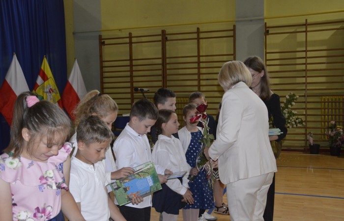 27 czerwca 2025 roku w odbyła się uroczystość zakończenia roku szkolnego, która była pełna wzruszeń i radości. 
Podczas uroczystości nie zabrakło serdecznych podziękowań dla wszystkich, którzy przyczynili się do sukcesu mijającego roku szkolnego. Uczniowie otrzymali gratulacje za ich ciężką pracę i osiągnięcia. Podkreślono, jak ważne jest ich zaangażowanie i chęć nauki. Nauczyciele zostali uhonorowani za ich poświęcenie i wsparcie, które każdego dnia umożliwia młodym ludziom rozwój. Administracja i obsługa szkoły otrzymały podziękowania za ich nieocenioną pracę, która często odbywa się w cieniu, ale jest kluczowa dla funkcjonowania szkoły. Rodzice zostali docenieni za współpracę i wsparcie, które są niezbędne dla osiągania wspólnych celów edukacyjnych.
Podczas uroczystości wręczono nagrody wyróżnionym uczniom, którzy wykazali się szczególnymi osiągnięciami w nauce oraz działalności pozalekcyjnej. Ich determinacja i pasja zostały nagrodzone gromkimi brawami. 
Na uroczystości mieliśmy zaszczyt gościć: Przewodniczącą Rady Rodziców – panią Annę Szymanek, Zastępcę Rady Rodziców – panią Monikę Cendrowską, Skarbnika Rady Rodziców – panią Annę Szarszunowicz oraz Przewodniczącego Rady Miasta – pana Bogdana Pobiarżyn. Ich obecność była dla nas wielkim honorem i dowodem na to, jak ważna jest współpraca między szkołą a społecznością lokalną.
Organizacją tego wyjątkowego dnia zajęła się klasa 5a, która zadbała o każdy szczegół wydarzenia. Uroczystość uświetnił występ szkolnego chóru pod kierunkiem pani Iwony Matukiewicz, który wykonał kilka utworów, wprowadzając wszystkich w podniosły nastrój. Ich talent i zaangażowanie zostały docenione przez wszystkich obecnych. 
Uroczystość zakończenia roku szkolnego była nie tylko momentem podsumowania, ale także okazją do wyrażenia wdzięczności i zacieśnienia więzi w społeczności szkolnej. To był wspaniały dzień, który na długo pozostanie w naszej pamięci.
