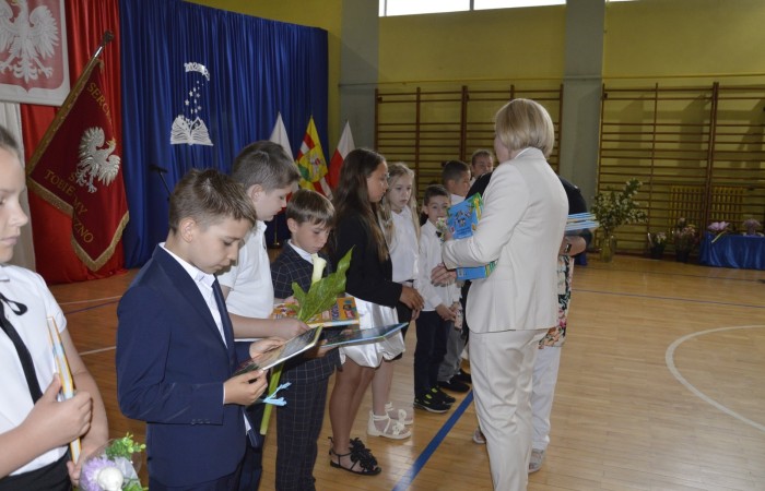 27 czerwca 2025 roku w odbyła się uroczystość zakończenia roku szkolnego, która była pełna wzruszeń i radości. 
Podczas uroczystości nie zabrakło serdecznych podziękowań dla wszystkich, którzy przyczynili się do sukcesu mijającego roku szkolnego. Uczniowie otrzymali gratulacje za ich ciężką pracę i osiągnięcia. Podkreślono, jak ważne jest ich zaangażowanie i chęć nauki. Nauczyciele zostali uhonorowani za ich poświęcenie i wsparcie, które każdego dnia umożliwia młodym ludziom rozwój. Administracja i obsługa szkoły otrzymały podziękowania za ich nieocenioną pracę, która często odbywa się w cieniu, ale jest kluczowa dla funkcjonowania szkoły. Rodzice zostali docenieni za współpracę i wsparcie, które są niezbędne dla osiągania wspólnych celów edukacyjnych.
Podczas uroczystości wręczono nagrody wyróżnionym uczniom, którzy wykazali się szczególnymi osiągnięciami w nauce oraz działalności pozalekcyjnej. Ich determinacja i pasja zostały nagrodzone gromkimi brawami. 
Na uroczystości mieliśmy zaszczyt gościć: Przewodniczącą Rady Rodziców – panią Annę Szymanek, Zastępcę Rady Rodziców – panią Monikę Cendrowską, Skarbnika Rady Rodziców – panią Annę Szarszunowicz oraz Przewodniczącego Rady Miasta – pana Bogdana Pobiarżyn. Ich obecność była dla nas wielkim honorem i dowodem na to, jak ważna jest współpraca między szkołą a społecznością lokalną.
Organizacją tego wyjątkowego dnia zajęła się klasa 5a, która zadbała o każdy szczegół wydarzenia. Uroczystość uświetnił występ szkolnego chóru pod kierunkiem pani Iwony Matukiewicz, który wykonał kilka utworów, wprowadzając wszystkich w podniosły nastrój. Ich talent i zaangażowanie zostały docenione przez wszystkich obecnych. 
Uroczystość zakończenia roku szkolnego była nie tylko momentem podsumowania, ale także okazją do wyrażenia wdzięczności i zacieśnienia więzi w społeczności szkolnej. To był wspaniały dzień, który na długo pozostanie w naszej pamięci.
