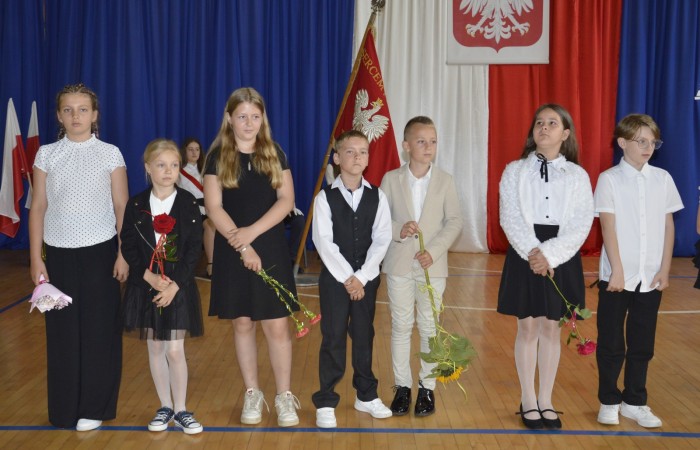 27 czerwca 2025 roku w odbyła się uroczystość zakończenia roku szkolnego, która była pełna wzruszeń i radości. 
Podczas uroczystości nie zabrakło serdecznych podziękowań dla wszystkich, którzy przyczynili się do sukcesu mijającego roku szkolnego. Uczniowie otrzymali gratulacje za ich ciężką pracę i osiągnięcia. Podkreślono, jak ważne jest ich zaangażowanie i chęć nauki. Nauczyciele zostali uhonorowani za ich poświęcenie i wsparcie, które każdego dnia umożliwia młodym ludziom rozwój. Administracja i obsługa szkoły otrzymały podziękowania za ich nieocenioną pracę, która często odbywa się w cieniu, ale jest kluczowa dla funkcjonowania szkoły. Rodzice zostali docenieni za współpracę i wsparcie, które są niezbędne dla osiągania wspólnych celów edukacyjnych.
Podczas uroczystości wręczono nagrody wyróżnionym uczniom, którzy wykazali się szczególnymi osiągnięciami w nauce oraz działalności pozalekcyjnej. Ich determinacja i pasja zostały nagrodzone gromkimi brawami. 
Na uroczystości mieliśmy zaszczyt gościć: Przewodniczącą Rady Rodziców – panią Annę Szymanek, Zastępcę Rady Rodziców – panią Monikę Cendrowską, Skarbnika Rady Rodziców – panią Annę Szarszunowicz oraz Przewodniczącego Rady Miasta – pana Bogdana Pobiarżyn. Ich obecność była dla nas wielkim honorem i dowodem na to, jak ważna jest współpraca między szkołą a społecznością lokalną.
Organizacją tego wyjątkowego dnia zajęła się klasa 5a, która zadbała o każdy szczegół wydarzenia. Uroczystość uświetnił występ szkolnego chóru pod kierunkiem pani Iwony Matukiewicz, który wykonał kilka utworów, wprowadzając wszystkich w podniosły nastrój. Ich talent i zaangażowanie zostały docenione przez wszystkich obecnych. 
Uroczystość zakończenia roku szkolnego była nie tylko momentem podsumowania, ale także okazją do wyrażenia wdzięczności i zacieśnienia więzi w społeczności szkolnej. To był wspaniały dzień, który na długo pozostanie w naszej pamięci.
