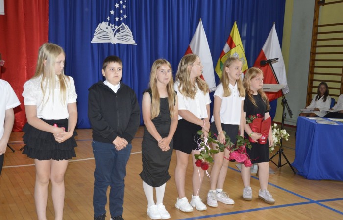 27 czerwca 2025 roku w odbyła się uroczystość zakończenia roku szkolnego, która była pełna wzruszeń i radości. 
Podczas uroczystości nie zabrakło serdecznych podziękowań dla wszystkich, którzy przyczynili się do sukcesu mijającego roku szkolnego. Uczniowie otrzymali gratulacje za ich ciężką pracę i osiągnięcia. Podkreślono, jak ważne jest ich zaangażowanie i chęć nauki. Nauczyciele zostali uhonorowani za ich poświęcenie i wsparcie, które każdego dnia umożliwia młodym ludziom rozwój. Administracja i obsługa szkoły otrzymały podziękowania za ich nieocenioną pracę, która często odbywa się w cieniu, ale jest kluczowa dla funkcjonowania szkoły. Rodzice zostali docenieni za współpracę i wsparcie, które są niezbędne dla osiągania wspólnych celów edukacyjnych.
Podczas uroczystości wręczono nagrody wyróżnionym uczniom, którzy wykazali się szczególnymi osiągnięciami w nauce oraz działalności pozalekcyjnej. Ich determinacja i pasja zostały nagrodzone gromkimi brawami. 
Na uroczystości mieliśmy zaszczyt gościć: Przewodniczącą Rady Rodziców – panią Annę Szymanek, Zastępcę Rady Rodziców – panią Monikę Cendrowską, Skarbnika Rady Rodziców – panią Annę Szarszunowicz oraz Przewodniczącego Rady Miasta – pana Bogdana Pobiarżyn. Ich obecność była dla nas wielkim honorem i dowodem na to, jak ważna jest współpraca między szkołą a społecznością lokalną.
Organizacją tego wyjątkowego dnia zajęła się klasa 5a, która zadbała o każdy szczegół wydarzenia. Uroczystość uświetnił występ szkolnego chóru pod kierunkiem pani Iwony Matukiewicz, który wykonał kilka utworów, wprowadzając wszystkich w podniosły nastrój. Ich talent i zaangażowanie zostały docenione przez wszystkich obecnych. 
Uroczystość zakończenia roku szkolnego była nie tylko momentem podsumowania, ale także okazją do wyrażenia wdzięczności i zacieśnienia więzi w społeczności szkolnej. To był wspaniały dzień, który na długo pozostanie w naszej pamięci.
