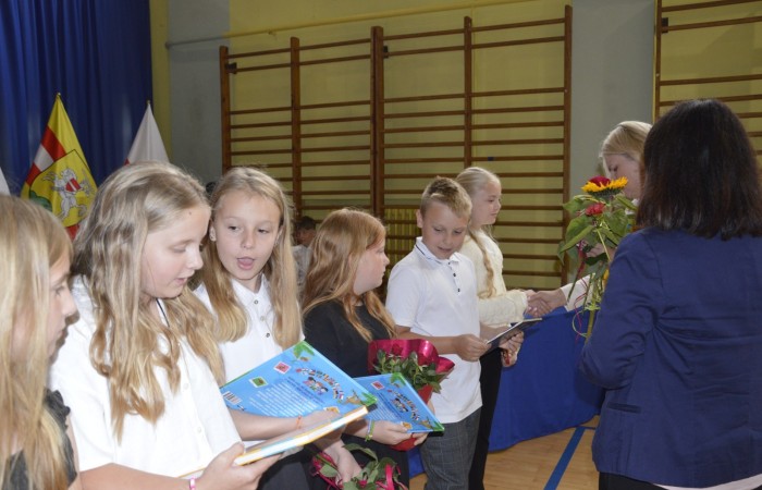 27 czerwca 2025 roku w odbyła się uroczystość zakończenia roku szkolnego, która była pełna wzruszeń i radości. 
Podczas uroczystości nie zabrakło serdecznych podziękowań dla wszystkich, którzy przyczynili się do sukcesu mijającego roku szkolnego. Uczniowie otrzymali gratulacje za ich ciężką pracę i osiągnięcia. Podkreślono, jak ważne jest ich zaangażowanie i chęć nauki. Nauczyciele zostali uhonorowani za ich poświęcenie i wsparcie, które każdego dnia umożliwia młodym ludziom rozwój. Administracja i obsługa szkoły otrzymały podziękowania za ich nieocenioną pracę, która często odbywa się w cieniu, ale jest kluczowa dla funkcjonowania szkoły. Rodzice zostali docenieni za współpracę i wsparcie, które są niezbędne dla osiągania wspólnych celów edukacyjnych.
Podczas uroczystości wręczono nagrody wyróżnionym uczniom, którzy wykazali się szczególnymi osiągnięciami w nauce oraz działalności pozalekcyjnej. Ich determinacja i pasja zostały nagrodzone gromkimi brawami. 
Na uroczystości mieliśmy zaszczyt gościć: Przewodniczącą Rady Rodziców – panią Annę Szymanek, Zastępcę Rady Rodziców – panią Monikę Cendrowską, Skarbnika Rady Rodziców – panią Annę Szarszunowicz oraz Przewodniczącego Rady Miasta – pana Bogdana Pobiarżyn. Ich obecność była dla nas wielkim honorem i dowodem na to, jak ważna jest współpraca między szkołą a społecznością lokalną.
Organizacją tego wyjątkowego dnia zajęła się klasa 5a, która zadbała o każdy szczegół wydarzenia. Uroczystość uświetnił występ szkolnego chóru pod kierunkiem pani Iwony Matukiewicz, który wykonał kilka utworów, wprowadzając wszystkich w podniosły nastrój. Ich talent i zaangażowanie zostały docenione przez wszystkich obecnych. 
Uroczystość zakończenia roku szkolnego była nie tylko momentem podsumowania, ale także okazją do wyrażenia wdzięczności i zacieśnienia więzi w społeczności szkolnej. To był wspaniały dzień, który na długo pozostanie w naszej pamięci.
