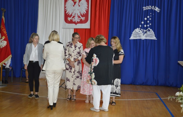 27 czerwca 2025 roku w odbyła się uroczystość zakończenia roku szkolnego, która była pełna wzruszeń i radości. 
Podczas uroczystości nie zabrakło serdecznych podziękowań dla wszystkich, którzy przyczynili się do sukcesu mijającego roku szkolnego. Uczniowie otrzymali gratulacje za ich ciężką pracę i osiągnięcia. Podkreślono, jak ważne jest ich zaangażowanie i chęć nauki. Nauczyciele zostali uhonorowani za ich poświęcenie i wsparcie, które każdego dnia umożliwia młodym ludziom rozwój. Administracja i obsługa szkoły otrzymały podziękowania za ich nieocenioną pracę, która często odbywa się w cieniu, ale jest kluczowa dla funkcjonowania szkoły. Rodzice zostali docenieni za współpracę i wsparcie, które są niezbędne dla osiągania wspólnych celów edukacyjnych.
Podczas uroczystości wręczono nagrody wyróżnionym uczniom, którzy wykazali się szczególnymi osiągnięciami w nauce oraz działalności pozalekcyjnej. Ich determinacja i pasja zostały nagrodzone gromkimi brawami. 
Na uroczystości mieliśmy zaszczyt gościć: Przewodniczącą Rady Rodziców – panią Annę Szymanek, Zastępcę Rady Rodziców – panią Monikę Cendrowską, Skarbnika Rady Rodziców – panią Annę Szarszunowicz oraz Przewodniczącego Rady Miasta – pana Bogdana Pobiarżyn. Ich obecność była dla nas wielkim honorem i dowodem na to, jak ważna jest współpraca między szkołą a społecznością lokalną.
Organizacją tego wyjątkowego dnia zajęła się klasa 5a, która zadbała o każdy szczegół wydarzenia. Uroczystość uświetnił występ szkolnego chóru pod kierunkiem pani Iwony Matukiewicz, który wykonał kilka utworów, wprowadzając wszystkich w podniosły nastrój. Ich talent i zaangażowanie zostały docenione przez wszystkich obecnych. 
Uroczystość zakończenia roku szkolnego była nie tylko momentem podsumowania, ale także okazją do wyrażenia wdzięczności i zacieśnienia więzi w społeczności szkolnej. To był wspaniały dzień, który na długo pozostanie w naszej pamięci.
