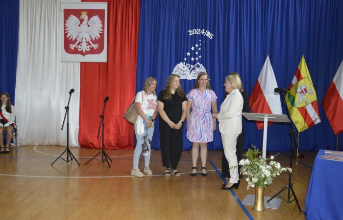 27 czerwca 2025 roku w odbyła się uroczystość zakończenia roku szkolnego, która była pełna wzruszeń i radości. 
Podczas uroczystości nie zabrakło serdecznych podziękowań dla wszystkich, którzy przyczynili się do sukcesu mijającego roku szkolnego. Uczniowie otrzymali gratulacje za ich ciężką pracę i osiągnięcia. Podkreślono, jak ważne jest ich zaangażowanie i chęć nauki. Nauczyciele zostali uhonorowani za ich poświęcenie i wsparcie, które każdego dnia umożliwia młodym ludziom rozwój. Administracja i obsługa szkoły otrzymały podziękowania za ich nieocenioną pracę, która często odbywa się w cieniu, ale jest kluczowa dla funkcjonowania szkoły. Rodzice zostali docenieni za współpracę i wsparcie, które są niezbędne dla osiągania wspólnych celów edukacyjnych.
Podczas uroczystości wręczono nagrody wyróżnionym uczniom, którzy wykazali się szczególnymi osiągnięciami w nauce oraz działalności pozalekcyjnej. Ich determinacja i pasja zostały nagrodzone gromkimi brawami. 
Na uroczystości mieliśmy zaszczyt gościć: Przewodniczącą Rady Rodziców – panią Annę Szymanek, Zastępcę Rady Rodziców – panią Monikę Cendrowską, Skarbnika Rady Rodziców – panią Annę Szarszunowicz oraz Przewodniczącego Rady Miasta – pana Bogdana Pobiarżyn. Ich obecność była dla nas wielkim honorem i dowodem na to, jak ważna jest współpraca między szkołą a społecznością lokalną.
Organizacją tego wyjątkowego dnia zajęła się klasa 5a, która zadbała o każdy szczegół wydarzenia. Uroczystość uświetnił występ szkolnego chóru pod kierunkiem pani Iwony Matukiewicz, który wykonał kilka utworów, wprowadzając wszystkich w podniosły nastrój. Ich talent i zaangażowanie zostały docenione przez wszystkich obecnych. 
Uroczystość zakończenia roku szkolnego była nie tylko momentem podsumowania, ale także okazją do wyrażenia wdzięczności i zacieśnienia więzi w społeczności szkolnej. To był wspaniały dzień, który na długo pozostanie w naszej pamięci.
