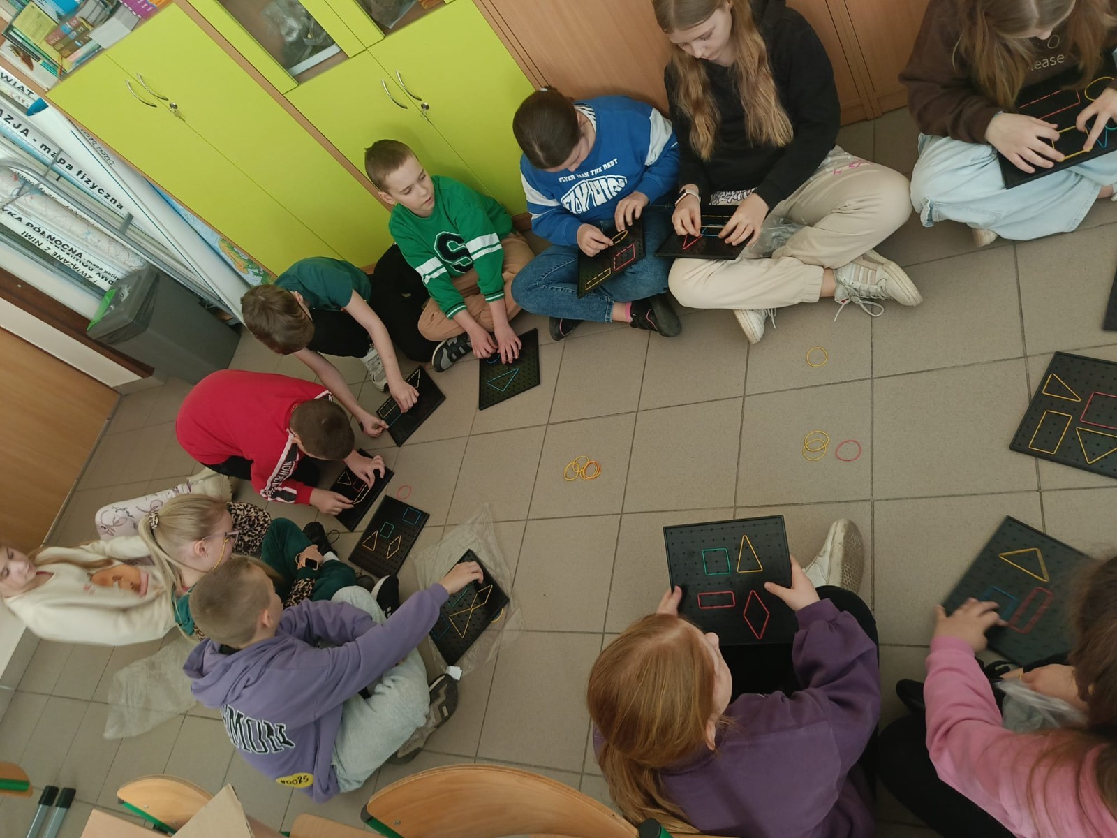 W mijającym roku szkolnym uczniowie klasy IIIb uczestniczyli w wyjątkowych zajęciach matematycznych realizowanych w ramach projektu S.Z.U.M. Zajęcia odbywały się raz w tygodniu i opierały się na zasadzie „nauki poprzez zabawę”. Uczniowie korzystali z gier dydaktycznych, przeprowadzali eksperymenty i doświadczenia, a także brali udział w zadaniach indywidualnych i zespołowych. Efekt? Utrwalona i poszerzona wiedza matematyczna, a do tego rozwinięta kreatywność, wytrwałość i samodzielność. Gratulacje dla młodych matematyków z 3b – świetna robota.