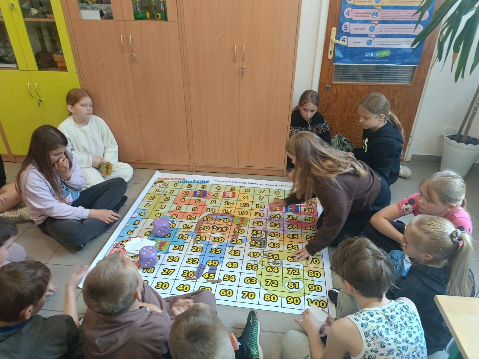 W mijającym roku szkolnym uczniowie klasy IIIb uczestniczyli w wyjątkowych zajęciach matematycznych realizowanych w ramach projektu S.Z.U.M. Zajęcia odbywały się raz w tygodniu i opierały się na zasadzie „nauki poprzez zabawę”. Uczniowie korzystali z gier dydaktycznych, przeprowadzali eksperymenty i doświadczenia, a także brali udział w zadaniach indywidualnych i zespołowych. Efekt? Utrwalona i poszerzona wiedza matematyczna, a do tego rozwinięta kreatywność, wytrwałość i samodzielność. Gratulacje dla młodych matematyków z 3b – świetna robota.