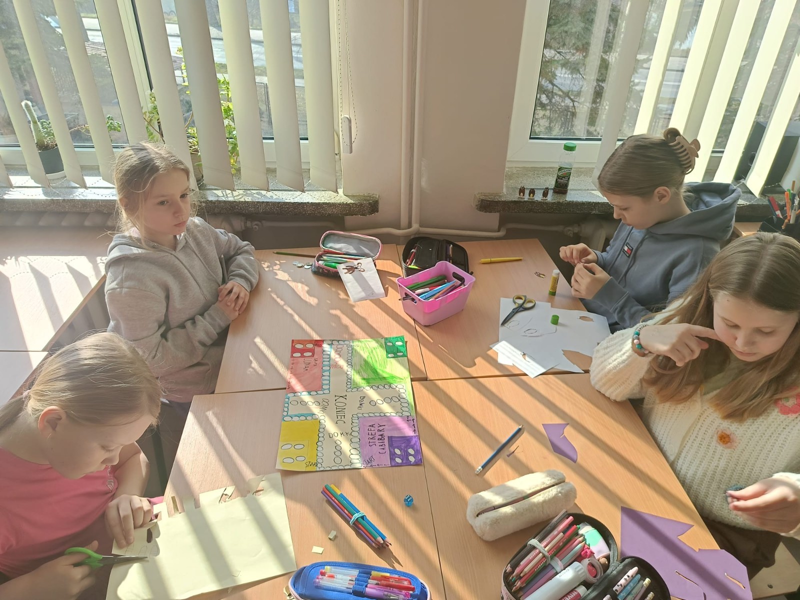 W mijającym roku szkolnym uczniowie klasy IIIb uczestniczyli w wyjątkowych zajęciach matematycznych realizowanych w ramach projektu S.Z.U.M. Zajęcia odbywały się raz w tygodniu i opierały się na zasadzie „nauki poprzez zabawę”. Uczniowie korzystali z gier dydaktycznych, przeprowadzali eksperymenty i doświadczenia, a także brali udział w zadaniach indywidualnych i zespołowych. Efekt? Utrwalona i poszerzona wiedza matematyczna, a do tego rozwinięta kreatywność, wytrwałość i samodzielność. Gratulacje dla młodych matematyków z 3b – świetna robota.