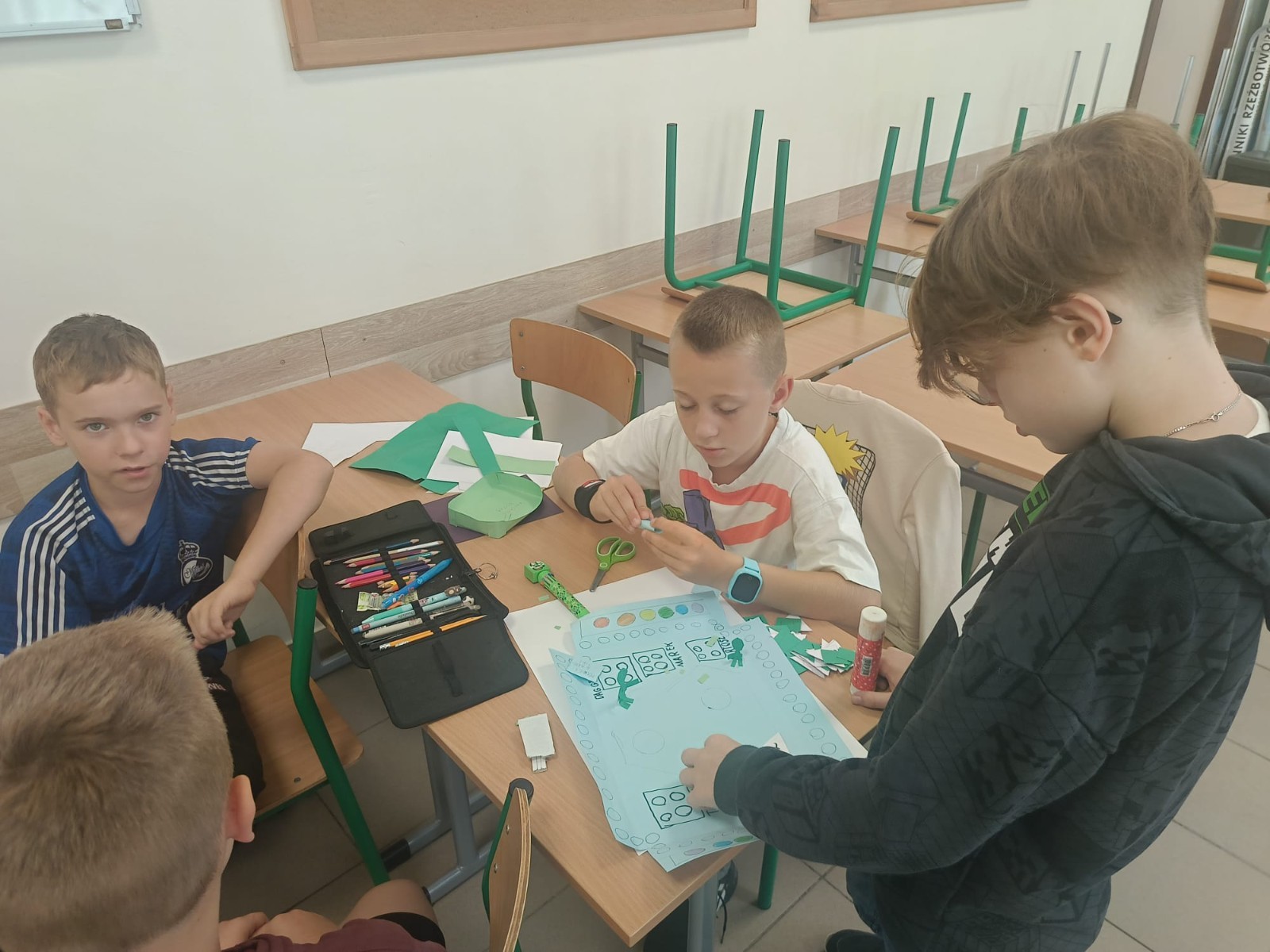 W mijającym roku szkolnym uczniowie klasy IIIb uczestniczyli w wyjątkowych zajęciach matematycznych realizowanych w ramach projektu S.Z.U.M. Zajęcia odbywały się raz w tygodniu i opierały się na zasadzie „nauki poprzez zabawę”. Uczniowie korzystali z gier dydaktycznych, przeprowadzali eksperymenty i doświadczenia, a także brali udział w zadaniach indywidualnych i zespołowych. Efekt? Utrwalona i poszerzona wiedza matematyczna, a do tego rozwinięta kreatywność, wytrwałość i samodzielność. Gratulacje dla młodych matematyków z 3b – świetna robota.