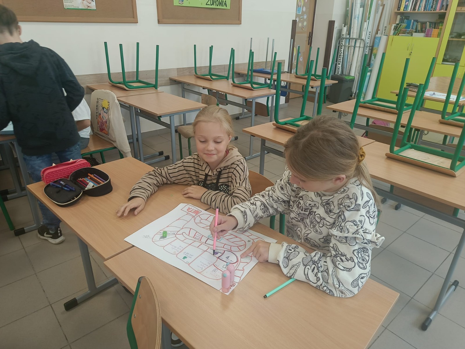 W mijającym roku szkolnym uczniowie klasy IIIb uczestniczyli w wyjątkowych zajęciach matematycznych realizowanych w ramach projektu S.Z.U.M. Zajęcia odbywały się raz w tygodniu i opierały się na zasadzie „nauki poprzez zabawę”. Uczniowie korzystali z gier dydaktycznych, przeprowadzali eksperymenty i doświadczenia, a także brali udział w zadaniach indywidualnych i zespołowych. Efekt? Utrwalona i poszerzona wiedza matematyczna, a do tego rozwinięta kreatywność, wytrwałość i samodzielność. Gratulacje dla młodych matematyków z 3b – świetna robota.