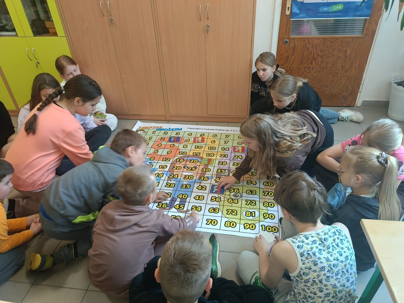 W mijającym roku szkolnym uczniowie klasy IIIb uczestniczyli w wyjątkowych zajęciach matematycznych realizowanych w ramach projektu S.Z.U.M. Zajęcia odbywały się raz w tygodniu i opierały się na zasadzie „nauki poprzez zabawę”. Uczniowie korzystali z gier dydaktycznych, przeprowadzali eksperymenty i doświadczenia, a także brali udział w zadaniach indywidualnych i zespołowych. Efekt? Utrwalona i poszerzona wiedza matematyczna, a do tego rozwinięta kreatywność, wytrwałość i samodzielność. Gratulacje dla młodych matematyków z 3b – świetna robota.