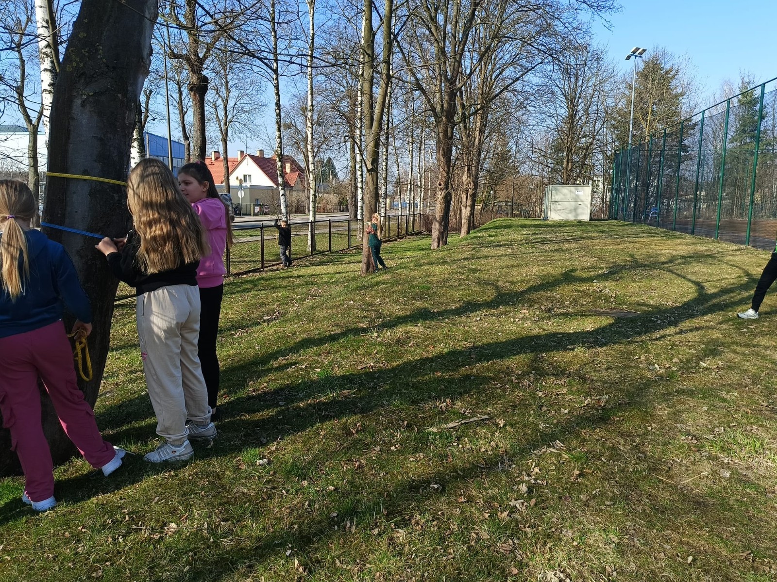 W mijającym roku szkolnym uczniowie klasy IIIb uczestniczyli w wyjątkowych zajęciach matematycznych realizowanych w ramach projektu S.Z.U.M. Zajęcia odbywały się raz w tygodniu i opierały się na zasadzie „nauki poprzez zabawę”. Uczniowie korzystali z gier dydaktycznych, przeprowadzali eksperymenty i doświadczenia, a także brali udział w zadaniach indywidualnych i zespołowych. Efekt? Utrwalona i poszerzona wiedza matematyczna, a do tego rozwinięta kreatywność, wytrwałość i samodzielność. Gratulacje dla młodych matematyków z 3b – świetna robota.