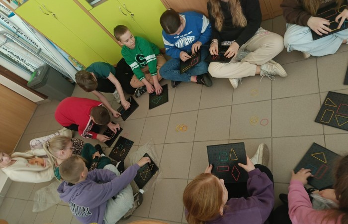 W mijającym roku szkolnym uczniowie klasy IIIb uczestniczyli w wyjątkowych zajęciach matematycznych realizowanych w ramach projektu S.Z.U.M. Zajęcia odbywały się raz w tygodniu i opierały się na zasadzie „nauki poprzez zabawę”. Uczniowie korzystali z gier dydaktycznych, przeprowadzali eksperymenty i doświadczenia, a także brali udział w zadaniach indywidualnych i zespołowych. Efekt? Utrwalona i poszerzona wiedza matematyczna, a do tego rozwinięta kreatywność, wytrwałość i samodzielność. Gratulacje dla młodych matematyków z 3b – świetna robota.