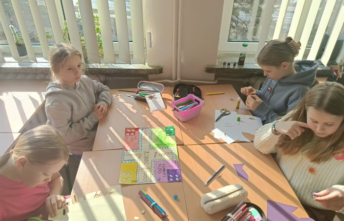 W mijającym roku szkolnym uczniowie klasy IIIb uczestniczyli w wyjątkowych zajęciach matematycznych realizowanych w ramach projektu S.Z.U.M. Zajęcia odbywały się raz w tygodniu i opierały się na zasadzie „nauki poprzez zabawę”. Uczniowie korzystali z gier dydaktycznych, przeprowadzali eksperymenty i doświadczenia, a także brali udział w zadaniach indywidualnych i zespołowych. Efekt? Utrwalona i poszerzona wiedza matematyczna, a do tego rozwinięta kreatywność, wytrwałość i samodzielność. Gratulacje dla młodych matematyków z 3b – świetna robota.