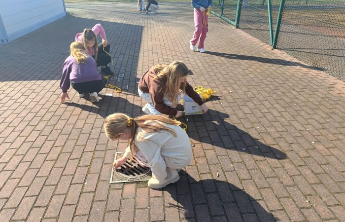 W mijającym roku szkolnym uczniowie klasy IIIb uczestniczyli w wyjątkowych zajęciach matematycznych realizowanych w ramach projektu S.Z.U.M. Zajęcia odbywały się raz w tygodniu i opierały się na zasadzie „nauki poprzez zabawę”. Uczniowie korzystali z gier dydaktycznych, przeprowadzali eksperymenty i doświadczenia, a także brali udział w zadaniach indywidualnych i zespołowych. Efekt? Utrwalona i poszerzona wiedza matematyczna, a do tego rozwinięta kreatywność, wytrwałość i samodzielność. Gratulacje dla młodych matematyków z 3b – świetna robota.