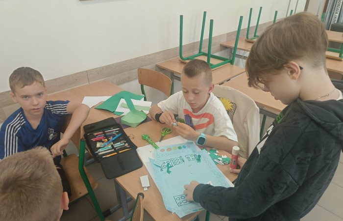 W mijającym roku szkolnym uczniowie klasy IIIb uczestniczyli w wyjątkowych zajęciach matematycznych realizowanych w ramach projektu S.Z.U.M. Zajęcia odbywały się raz w tygodniu i opierały się na zasadzie „nauki poprzez zabawę”. Uczniowie korzystali z gier dydaktycznych, przeprowadzali eksperymenty i doświadczenia, a także brali udział w zadaniach indywidualnych i zespołowych. Efekt? Utrwalona i poszerzona wiedza matematyczna, a do tego rozwinięta kreatywność, wytrwałość i samodzielność. Gratulacje dla młodych matematyków z 3b – świetna robota.