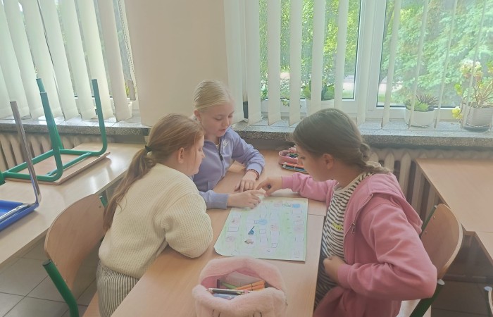 W mijającym roku szkolnym uczniowie klasy IIIb uczestniczyli w wyjątkowych zajęciach matematycznych realizowanych w ramach projektu S.Z.U.M. Zajęcia odbywały się raz w tygodniu i opierały się na zasadzie „nauki poprzez zabawę”. Uczniowie korzystali z gier dydaktycznych, przeprowadzali eksperymenty i doświadczenia, a także brali udział w zadaniach indywidualnych i zespołowych. Efekt? Utrwalona i poszerzona wiedza matematyczna, a do tego rozwinięta kreatywność, wytrwałość i samodzielność. Gratulacje dla młodych matematyków z 3b – świetna robota.