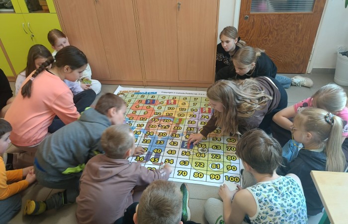 W mijającym roku szkolnym uczniowie klasy IIIb uczestniczyli w wyjątkowych zajęciach matematycznych realizowanych w ramach projektu S.Z.U.M. Zajęcia odbywały się raz w tygodniu i opierały się na zasadzie „nauki poprzez zabawę”. Uczniowie korzystali z gier dydaktycznych, przeprowadzali eksperymenty i doświadczenia, a także brali udział w zadaniach indywidualnych i zespołowych. Efekt? Utrwalona i poszerzona wiedza matematyczna, a do tego rozwinięta kreatywność, wytrwałość i samodzielność. Gratulacje dla młodych matematyków z 3b – świetna robota.