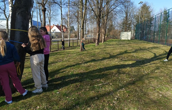 W mijającym roku szkolnym uczniowie klasy IIIb uczestniczyli w wyjątkowych zajęciach matematycznych realizowanych w ramach projektu S.Z.U.M. Zajęcia odbywały się raz w tygodniu i opierały się na zasadzie „nauki poprzez zabawę”. Uczniowie korzystali z gier dydaktycznych, przeprowadzali eksperymenty i doświadczenia, a także brali udział w zadaniach indywidualnych i zespołowych. Efekt? Utrwalona i poszerzona wiedza matematyczna, a do tego rozwinięta kreatywność, wytrwałość i samodzielność. Gratulacje dla młodych matematyków z 3b – świetna robota.