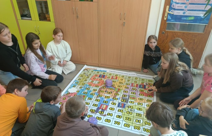 W mijającym roku szkolnym uczniowie klasy IIIb uczestniczyli w wyjątkowych zajęciach matematycznych realizowanych w ramach projektu S.Z.U.M. Zajęcia odbywały się raz w tygodniu i opierały się na zasadzie „nauki poprzez zabawę”. Uczniowie korzystali z gier dydaktycznych, przeprowadzali eksperymenty i doświadczenia, a także brali udział w zadaniach indywidualnych i zespołowych. Efekt? Utrwalona i poszerzona wiedza matematyczna, a do tego rozwinięta kreatywność, wytrwałość i samodzielność. Gratulacje dla młodych matematyków z 3b – świetna robota.