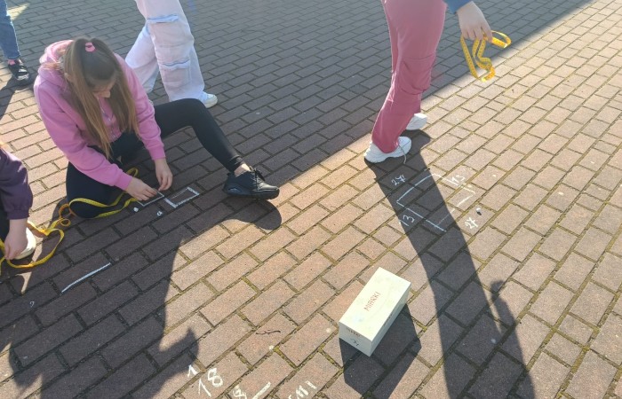 W mijającym roku szkolnym uczniowie klasy IIIb uczestniczyli w wyjątkowych zajęciach matematycznych realizowanych w ramach projektu S.Z.U.M. Zajęcia odbywały się raz w tygodniu i opierały się na zasadzie „nauki poprzez zabawę”. Uczniowie korzystali z gier dydaktycznych, przeprowadzali eksperymenty i doświadczenia, a także brali udział w zadaniach indywidualnych i zespołowych. Efekt? Utrwalona i poszerzona wiedza matematyczna, a do tego rozwinięta kreatywność, wytrwałość i samodzielność. Gratulacje dla młodych matematyków z 3b – świetna robota.