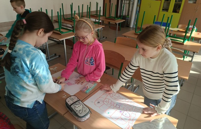 W mijającym roku szkolnym uczniowie klasy IIIb uczestniczyli w wyjątkowych zajęciach matematycznych realizowanych w ramach projektu S.Z.U.M. Zajęcia odbywały się raz w tygodniu i opierały się na zasadzie „nauki poprzez zabawę”. Uczniowie korzystali z gier dydaktycznych, przeprowadzali eksperymenty i doświadczenia, a także brali udział w zadaniach indywidualnych i zespołowych. Efekt? Utrwalona i poszerzona wiedza matematyczna, a do tego rozwinięta kreatywność, wytrwałość i samodzielność. Gratulacje dla młodych matematyków z 3b – świetna robota.