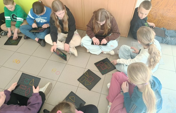 W mijającym roku szkolnym uczniowie klasy IIIb uczestniczyli w wyjątkowych zajęciach matematycznych realizowanych w ramach projektu S.Z.U.M. Zajęcia odbywały się raz w tygodniu i opierały się na zasadzie „nauki poprzez zabawę”. Uczniowie korzystali z gier dydaktycznych, przeprowadzali eksperymenty i doświadczenia, a także brali udział w zadaniach indywidualnych i zespołowych. Efekt? Utrwalona i poszerzona wiedza matematyczna, a do tego rozwinięta kreatywność, wytrwałość i samodzielność. Gratulacje dla młodych matematyków z 3b – świetna robota.