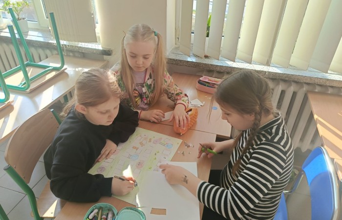 W mijającym roku szkolnym uczniowie klasy IIIb uczestniczyli w wyjątkowych zajęciach matematycznych realizowanych w ramach projektu S.Z.U.M. Zajęcia odbywały się raz w tygodniu i opierały się na zasadzie „nauki poprzez zabawę”. Uczniowie korzystali z gier dydaktycznych, przeprowadzali eksperymenty i doświadczenia, a także brali udział w zadaniach indywidualnych i zespołowych. Efekt? Utrwalona i poszerzona wiedza matematyczna, a do tego rozwinięta kreatywność, wytrwałość i samodzielność. Gratulacje dla młodych matematyków z 3b – świetna robota.