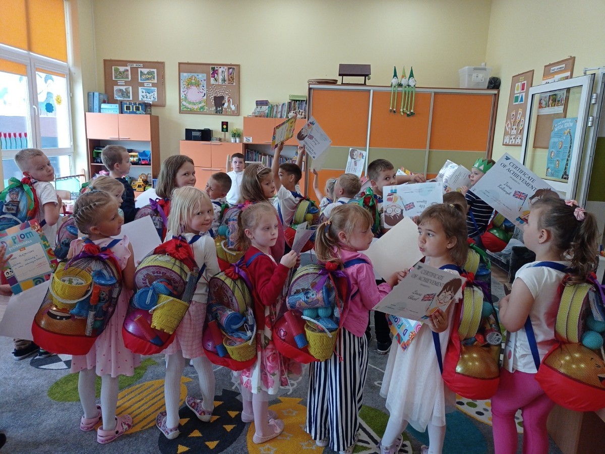 Kolejny rok szkolny w przedszkolu dobiegł końca. Dla nas, nauczycieli, to moment pełen refleksji, wzruszeń i dumy. Patrzymy na nasze przedszkolaki z podziwem – jak wiele się nauczyły, jak pięknie dojrzały, jak odważnie stawiały kolejne kroki na drodze swojego rozwoju. To była wspólna droga – dzieci, nauczycieli, rodziców, ale też wszystkich pracowników naszej placówki. Dziś chcemy z serca podziękować każdemu, kto był jej częścią. Dziękujemy wszystkim pracownikom przedszkola – to właśnie dzięki wspólnemu wysiłkowi, codziennej życzliwości i wzajemnemu wsparciu tworzymy miejsce, w którym dzieci mogą czuć się bezpieczne, ważne i kochane.  Dziękujemy pomocom nauczycieli, które zawsze są tam, gdzie trzeba – z uśmiechem, cierpliwością i gotowością do działania. Dziękujemy Dyrekcji, która czuwa nad całością z zaangażowaniem, odpowiedzialnością i otwartym sercem. To dzięki dobremu kierownictwu możemy realizować nasze pomysły, rozwijać się i pracować w przyjaznej atmosferze. Dziękujemy Paniom z kuchni i Pani Intendentce za zbilansowane, przepyszne, zdrowe posiłki, które dają siłę do pokonywania kolejnych wyzwań stawianych na drodze edukacji i wychowania.
Z całego serca dziękujemy również Rodzicom – za zaufanie, jakim nas obdarzyliście, powierzając nam swoje dzieci. Za codzienną współpracę, dobre słowa, wsparcie i wspólne budowanie atmosfery wzajemnego szacunku. Dziękujemy za otwartość, życzliwość i za to, że razem z nami tworzycie środowisko, w którym dzieci mogą czuć się szczęśliwe i bezpieczne. To dzięki Waszej obecności i zaangażowaniu mogliśmy działać jeszcze lepiej.