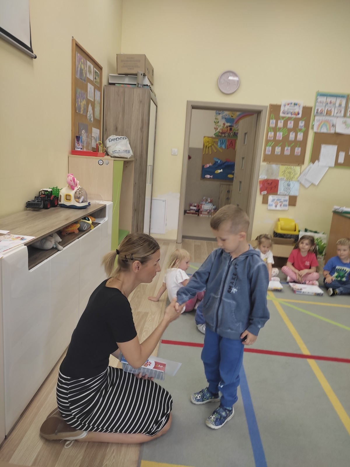 Kolejny rok szkolny w przedszkolu dobiegł końca. Dla nas, nauczycieli, to moment pełen refleksji, wzruszeń i dumy. Patrzymy na nasze przedszkolaki z podziwem – jak wiele się nauczyły, jak pięknie dojrzały, jak odważnie stawiały kolejne kroki na drodze swojego rozwoju. To była wspólna droga – dzieci, nauczycieli, rodziców, ale też wszystkich pracowników naszej placówki. Dziś chcemy z serca podziękować każdemu, kto był jej częścią. Dziękujemy wszystkim pracownikom przedszkola – to właśnie dzięki wspólnemu wysiłkowi, codziennej życzliwości i wzajemnemu wsparciu tworzymy miejsce, w którym dzieci mogą czuć się bezpieczne, ważne i kochane.  Dziękujemy pomocom nauczycieli, które zawsze są tam, gdzie trzeba – z uśmiechem, cierpliwością i gotowością do działania. Dziękujemy Dyrekcji, która czuwa nad całością z zaangażowaniem, odpowiedzialnością i otwartym sercem. To dzięki dobremu kierownictwu możemy realizować nasze pomysły, rozwijać się i pracować w przyjaznej atmosferze. Dziękujemy Paniom z kuchni i Pani Intendentce za zbilansowane, przepyszne, zdrowe posiłki, które dają siłę do pokonywania kolejnych wyzwań stawianych na drodze edukacji i wychowania.
Z całego serca dziękujemy również Rodzicom – za zaufanie, jakim nas obdarzyliście, powierzając nam swoje dzieci. Za codzienną współpracę, dobre słowa, wsparcie i wspólne budowanie atmosfery wzajemnego szacunku. Dziękujemy za otwartość, życzliwość i za to, że razem z nami tworzycie środowisko, w którym dzieci mogą czuć się szczęśliwe i bezpieczne. To dzięki Waszej obecności i zaangażowaniu mogliśmy działać jeszcze lepiej.