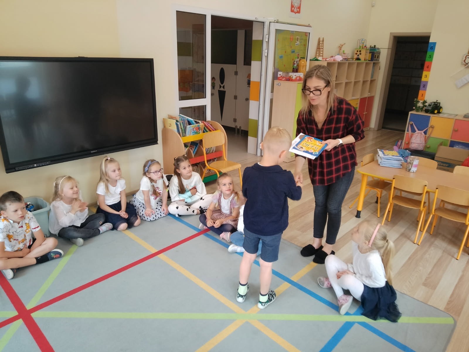 Kolejny rok szkolny w przedszkolu dobiegł końca. Dla nas, nauczycieli, to moment pełen refleksji, wzruszeń i dumy. Patrzymy na nasze przedszkolaki z podziwem – jak wiele się nauczyły, jak pięknie dojrzały, jak odważnie stawiały kolejne kroki na drodze swojego rozwoju. To była wspólna droga – dzieci, nauczycieli, rodziców, ale też wszystkich pracowników naszej placówki. Dziś chcemy z serca podziękować każdemu, kto był jej częścią. Dziękujemy wszystkim pracownikom przedszkola – to właśnie dzięki wspólnemu wysiłkowi, codziennej życzliwości i wzajemnemu wsparciu tworzymy miejsce, w którym dzieci mogą czuć się bezpieczne, ważne i kochane.  Dziękujemy pomocom nauczycieli, które zawsze są tam, gdzie trzeba – z uśmiechem, cierpliwością i gotowością do działania. Dziękujemy Dyrekcji, która czuwa nad całością z zaangażowaniem, odpowiedzialnością i otwartym sercem. To dzięki dobremu kierownictwu możemy realizować nasze pomysły, rozwijać się i pracować w przyjaznej atmosferze. Dziękujemy Paniom z kuchni i Pani Intendentce za zbilansowane, przepyszne, zdrowe posiłki, które dają siłę do pokonywania kolejnych wyzwań stawianych na drodze edukacji i wychowania.
Z całego serca dziękujemy również Rodzicom – za zaufanie, jakim nas obdarzyliście, powierzając nam swoje dzieci. Za codzienną współpracę, dobre słowa, wsparcie i wspólne budowanie atmosfery wzajemnego szacunku. Dziękujemy za otwartość, życzliwość i za to, że razem z nami tworzycie środowisko, w którym dzieci mogą czuć się szczęśliwe i bezpieczne. To dzięki Waszej obecności i zaangażowaniu mogliśmy działać jeszcze lepiej.