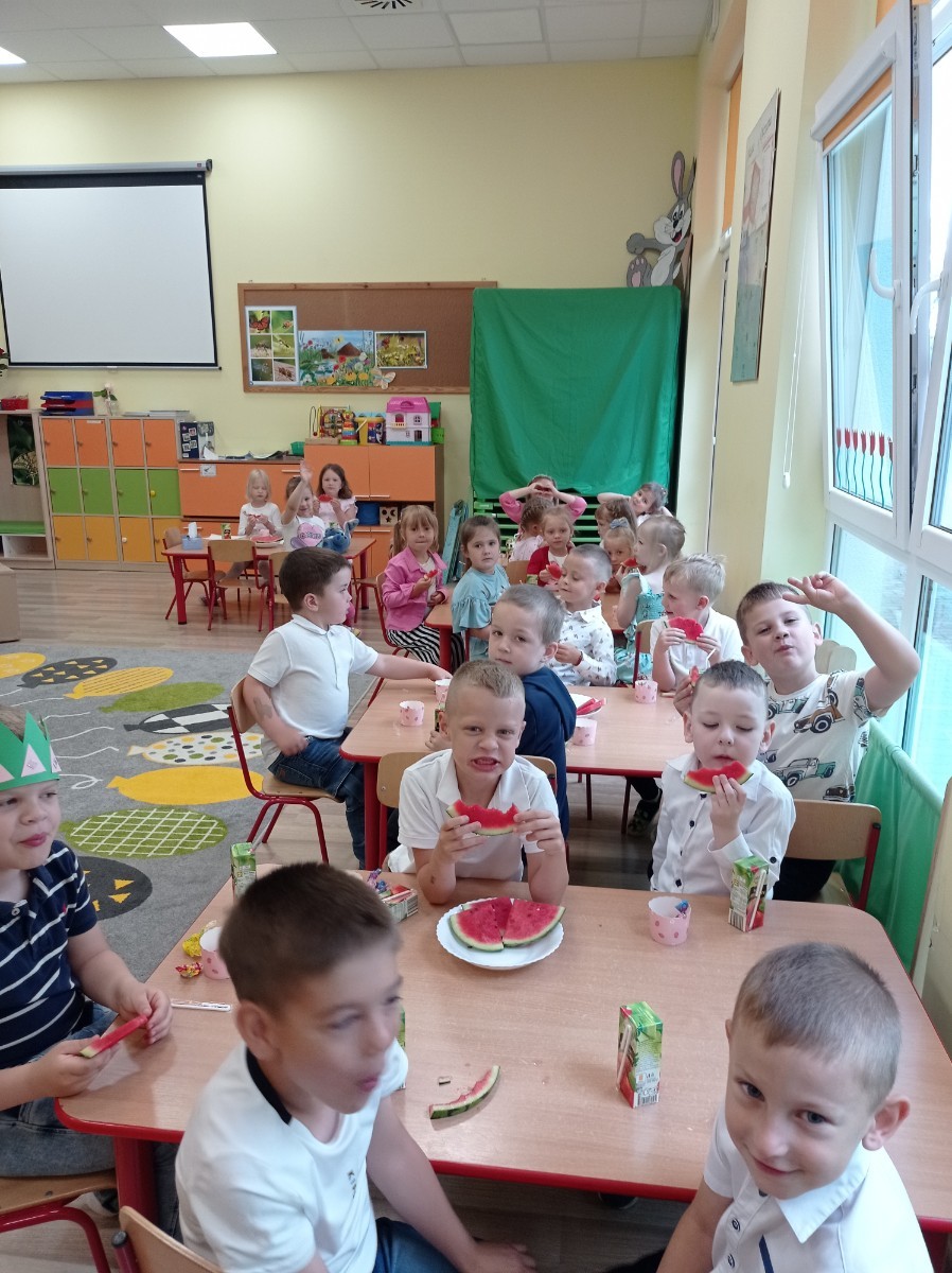 Kolejny rok szkolny w przedszkolu dobiegł końca. Dla nas, nauczycieli, to moment pełen refleksji, wzruszeń i dumy. Patrzymy na nasze przedszkolaki z podziwem – jak wiele się nauczyły, jak pięknie dojrzały, jak odważnie stawiały kolejne kroki na drodze swojego rozwoju. To była wspólna droga – dzieci, nauczycieli, rodziców, ale też wszystkich pracowników naszej placówki. Dziś chcemy z serca podziękować każdemu, kto był jej częścią. Dziękujemy wszystkim pracownikom przedszkola – to właśnie dzięki wspólnemu wysiłkowi, codziennej życzliwości i wzajemnemu wsparciu tworzymy miejsce, w którym dzieci mogą czuć się bezpieczne, ważne i kochane.  Dziękujemy pomocom nauczycieli, które zawsze są tam, gdzie trzeba – z uśmiechem, cierpliwością i gotowością do działania. Dziękujemy Dyrekcji, która czuwa nad całością z zaangażowaniem, odpowiedzialnością i otwartym sercem. To dzięki dobremu kierownictwu możemy realizować nasze pomysły, rozwijać się i pracować w przyjaznej atmosferze. Dziękujemy Paniom z kuchni i Pani Intendentce za zbilansowane, przepyszne, zdrowe posiłki, które dają siłę do pokonywania kolejnych wyzwań stawianych na drodze edukacji i wychowania.
Z całego serca dziękujemy również Rodzicom – za zaufanie, jakim nas obdarzyliście, powierzając nam swoje dzieci. Za codzienną współpracę, dobre słowa, wsparcie i wspólne budowanie atmosfery wzajemnego szacunku. Dziękujemy za otwartość, życzliwość i za to, że razem z nami tworzycie środowisko, w którym dzieci mogą czuć się szczęśliwe i bezpieczne. To dzięki Waszej obecności i zaangażowaniu mogliśmy działać jeszcze lepiej.