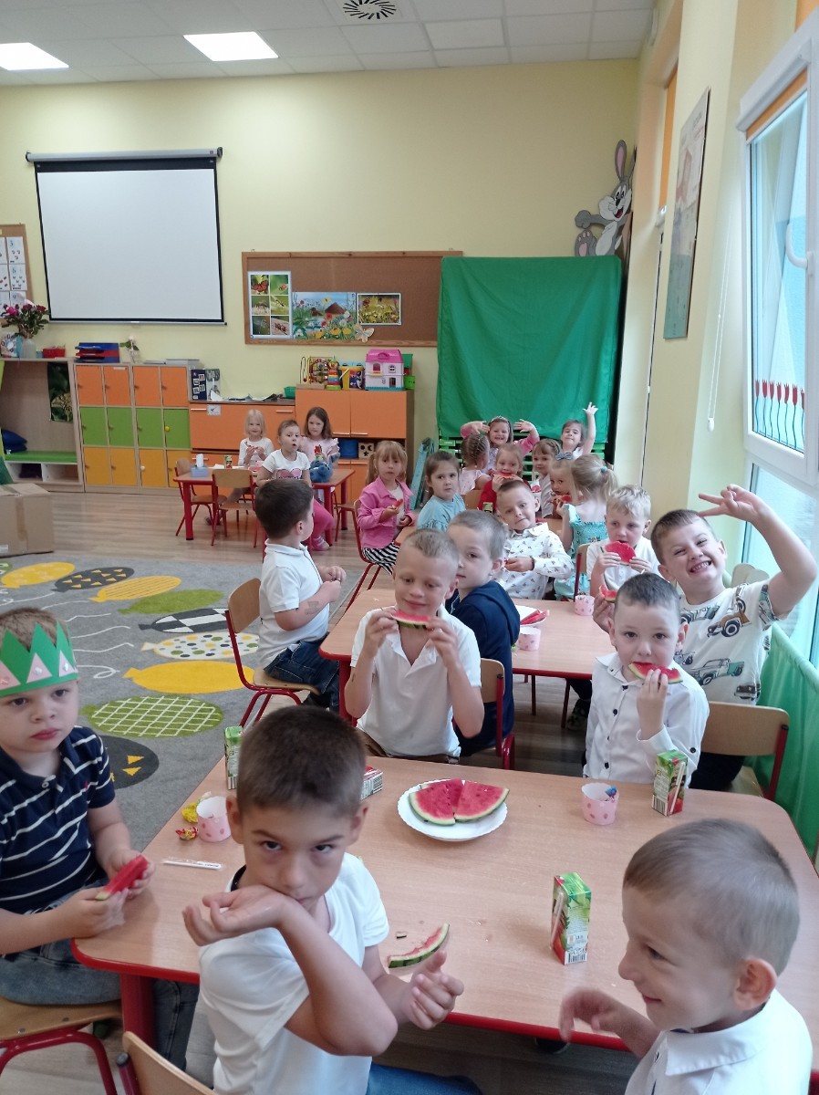Kolejny rok szkolny w przedszkolu dobiegł końca. Dla nas, nauczycieli, to moment pełen refleksji, wzruszeń i dumy. Patrzymy na nasze przedszkolaki z podziwem – jak wiele się nauczyły, jak pięknie dojrzały, jak odważnie stawiały kolejne kroki na drodze swojego rozwoju. To była wspólna droga – dzieci, nauczycieli, rodziców, ale też wszystkich pracowników naszej placówki. Dziś chcemy z serca podziękować każdemu, kto był jej częścią. Dziękujemy wszystkim pracownikom przedszkola – to właśnie dzięki wspólnemu wysiłkowi, codziennej życzliwości i wzajemnemu wsparciu tworzymy miejsce, w którym dzieci mogą czuć się bezpieczne, ważne i kochane.  Dziękujemy pomocom nauczycieli, które zawsze są tam, gdzie trzeba – z uśmiechem, cierpliwością i gotowością do działania. Dziękujemy Dyrekcji, która czuwa nad całością z zaangażowaniem, odpowiedzialnością i otwartym sercem. To dzięki dobremu kierownictwu możemy realizować nasze pomysły, rozwijać się i pracować w przyjaznej atmosferze. Dziękujemy Paniom z kuchni i Pani Intendentce za zbilansowane, przepyszne, zdrowe posiłki, które dają siłę do pokonywania kolejnych wyzwań stawianych na drodze edukacji i wychowania.
Z całego serca dziękujemy również Rodzicom – za zaufanie, jakim nas obdarzyliście, powierzając nam swoje dzieci. Za codzienną współpracę, dobre słowa, wsparcie i wspólne budowanie atmosfery wzajemnego szacunku. Dziękujemy za otwartość, życzliwość i za to, że razem z nami tworzycie środowisko, w którym dzieci mogą czuć się szczęśliwe i bezpieczne. To dzięki Waszej obecności i zaangażowaniu mogliśmy działać jeszcze lepiej.