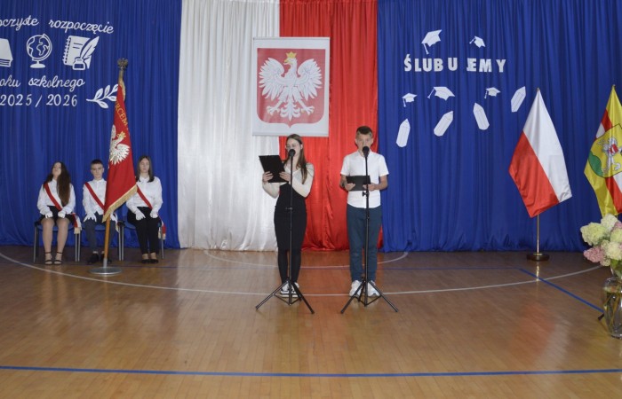 1 września 2025 roku w naszej szkole odbyły się dwie uroczyste akademie z okazji rozpoczęcia nowego roku szkolnego.
W pierwszej części uczestniczyli uczniowie klas IV–VIII. Podczas uroczystości Pani Dyrektor Agnieszka Cieklińska życzyła wszystkim uczniom, nauczycielom i pracownikom szkoły owocnej pracy oraz wielu sukcesów w nadchodzącym roku szkolnym. Głos zabrała również przewodnicząca Rady Rodziców - Pani Anna Szymanek, przekazując serdeczne życzenia powodzenia i satysfakcji z podejmowanych działań.
Druga akademia była skierowana do uczniów klas I–III. Szczególnie uroczystym momentem było ślubowanie uczniów klas pierwszych, którzy oficjalnie dołączyli do społeczności szkolnej. Swoją obecnością zaszczyciła nas Pani Elżbieta Wasiuk - Burmistrz Pasłęka oraz przedstawicielka Rady Rodziców - Pani Monika Cendrowska, które również skierowały ciepłe słowa do uczniów i ich rodzin, życząc pomyślności oraz wielu radosnych chwil w nowym roku szkolnym.
Dziękujemy wszystkim za udział w uroczystości i życzymy wspaniałego roku pełnego wiedzy, wyzwań i sukcesów!