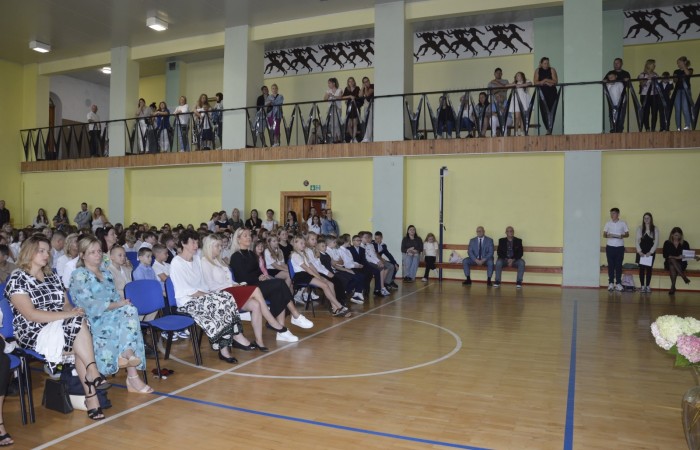 1 września 2025 roku w naszej szkole odbyły się dwie uroczyste akademie z okazji rozpoczęcia nowego roku szkolnego.
W pierwszej części uczestniczyli uczniowie klas IV–VIII. Podczas uroczystości Pani Dyrektor Agnieszka Cieklińska życzyła wszystkim uczniom, nauczycielom i pracownikom szkoły owocnej pracy oraz wielu sukcesów w nadchodzącym roku szkolnym. Głos zabrała również przewodnicząca Rady Rodziców - Pani Anna Szymanek, przekazując serdeczne życzenia powodzenia i satysfakcji z podejmowanych działań.
Druga akademia była skierowana do uczniów klas I–III. Szczególnie uroczystym momentem było ślubowanie uczniów klas pierwszych, którzy oficjalnie dołączyli do społeczności szkolnej. Swoją obecnością zaszczyciła nas Pani Elżbieta Wasiuk - Burmistrz Pasłęka oraz przedstawicielka Rady Rodziców - Pani Monika Cendrowska, które również skierowały ciepłe słowa do uczniów i ich rodzin, życząc pomyślności oraz wielu radosnych chwil w nowym roku szkolnym.
Dziękujemy wszystkim za udział w uroczystości i życzymy wspaniałego roku pełnego wiedzy, wyzwań i sukcesów!