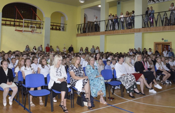 1 września 2025 roku w naszej szkole odbyły się dwie uroczyste akademie z okazji rozpoczęcia nowego roku szkolnego.
W pierwszej części uczestniczyli uczniowie klas IV–VIII. Podczas uroczystości Pani Dyrektor Agnieszka Cieklińska życzyła wszystkim uczniom, nauczycielom i pracownikom szkoły owocnej pracy oraz wielu sukcesów w nadchodzącym roku szkolnym. Głos zabrała również przewodnicząca Rady Rodziców - Pani Anna Szymanek, przekazując serdeczne życzenia powodzenia i satysfakcji z podejmowanych działań.
Druga akademia była skierowana do uczniów klas I–III. Szczególnie uroczystym momentem było ślubowanie uczniów klas pierwszych, którzy oficjalnie dołączyli do społeczności szkolnej. Swoją obecnością zaszczyciła nas Pani Elżbieta Wasiuk - Burmistrz Pasłęka oraz przedstawicielka Rady Rodziców - Pani Monika Cendrowska, które również skierowały ciepłe słowa do uczniów i ich rodzin, życząc pomyślności oraz wielu radosnych chwil w nowym roku szkolnym.
Dziękujemy wszystkim za udział w uroczystości i życzymy wspaniałego roku pełnego wiedzy, wyzwań i sukcesów!