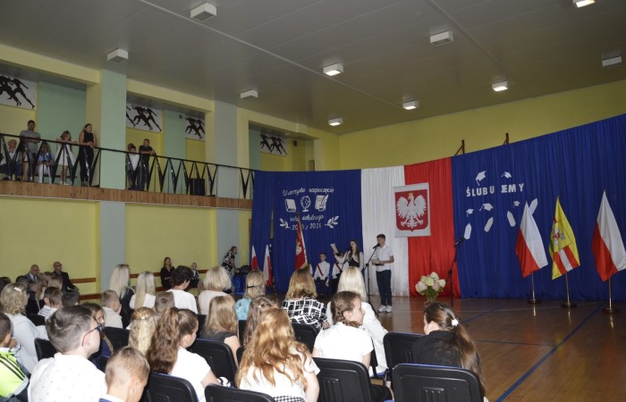 1 września 2025 roku w naszej szkole odbyły się dwie uroczyste akademie z okazji rozpoczęcia nowego roku szkolnego.
W pierwszej części uczestniczyli uczniowie klas IV–VIII. Podczas uroczystości Pani Dyrektor Agnieszka Cieklińska życzyła wszystkim uczniom, nauczycielom i pracownikom szkoły owocnej pracy oraz wielu sukcesów w nadchodzącym roku szkolnym. Głos zabrała również przewodnicząca Rady Rodziców - Pani Anna Szymanek, przekazując serdeczne życzenia powodzenia i satysfakcji z podejmowanych działań.
Druga akademia była skierowana do uczniów klas I–III. Szczególnie uroczystym momentem było ślubowanie uczniów klas pierwszych, którzy oficjalnie dołączyli do społeczności szkolnej. Swoją obecnością zaszczyciła nas Pani Elżbieta Wasiuk - Burmistrz Pasłęka oraz przedstawicielka Rady Rodziców - Pani Monika Cendrowska, które również skierowały ciepłe słowa do uczniów i ich rodzin, życząc pomyślności oraz wielu radosnych chwil w nowym roku szkolnym.
Dziękujemy wszystkim za udział w uroczystości i życzymy wspaniałego roku pełnego wiedzy, wyzwań i sukcesów!