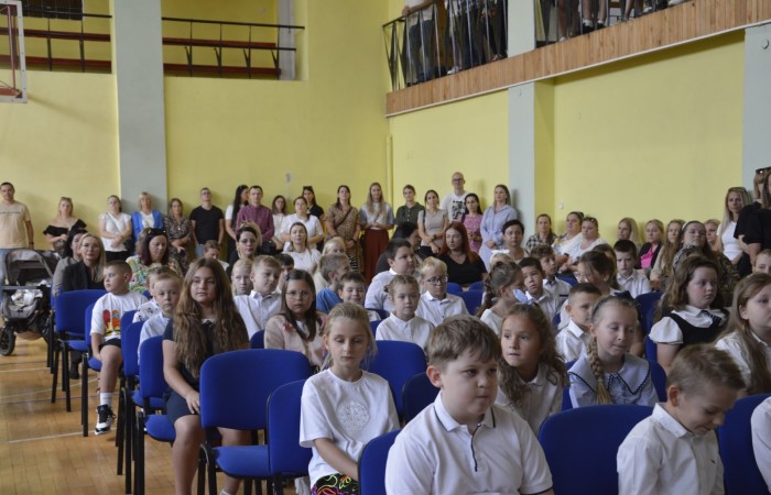 1 września 2025 roku w naszej szkole odbyły się dwie uroczyste akademie z okazji rozpoczęcia nowego roku szkolnego.
W pierwszej części uczestniczyli uczniowie klas IV–VIII. Podczas uroczystości Pani Dyrektor Agnieszka Cieklińska życzyła wszystkim uczniom, nauczycielom i pracownikom szkoły owocnej pracy oraz wielu sukcesów w nadchodzącym roku szkolnym. Głos zabrała również przewodnicząca Rady Rodziców - Pani Anna Szymanek, przekazując serdeczne życzenia powodzenia i satysfakcji z podejmowanych działań.
Druga akademia była skierowana do uczniów klas I–III. Szczególnie uroczystym momentem było ślubowanie uczniów klas pierwszych, którzy oficjalnie dołączyli do społeczności szkolnej. Swoją obecnością zaszczyciła nas Pani Elżbieta Wasiuk - Burmistrz Pasłęka oraz przedstawicielka Rady Rodziców - Pani Monika Cendrowska, które również skierowały ciepłe słowa do uczniów i ich rodzin, życząc pomyślności oraz wielu radosnych chwil w nowym roku szkolnym.
Dziękujemy wszystkim za udział w uroczystości i życzymy wspaniałego roku pełnego wiedzy, wyzwań i sukcesów!