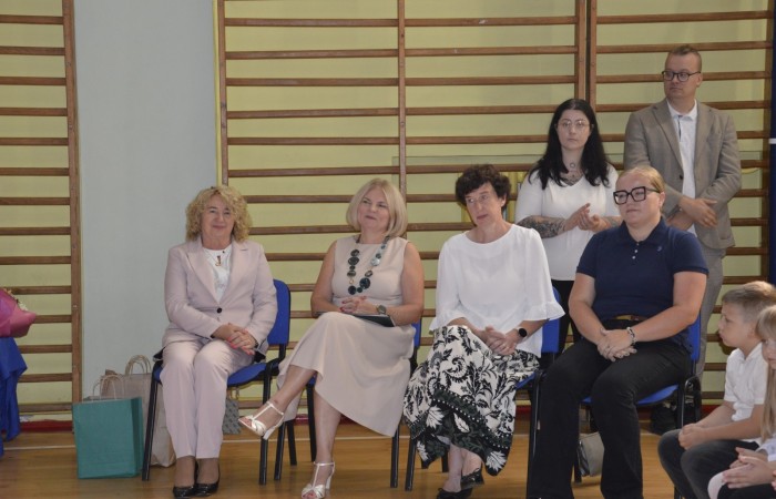 1 września 2025 roku w naszej szkole odbyły się dwie uroczyste akademie z okazji rozpoczęcia nowego roku szkolnego.
W pierwszej części uczestniczyli uczniowie klas IV–VIII. Podczas uroczystości Pani Dyrektor Agnieszka Cieklińska życzyła wszystkim uczniom, nauczycielom i pracownikom szkoły owocnej pracy oraz wielu sukcesów w nadchodzącym roku szkolnym. Głos zabrała również przewodnicząca Rady Rodziców - Pani Anna Szymanek, przekazując serdeczne życzenia powodzenia i satysfakcji z podejmowanych działań.
Druga akademia była skierowana do uczniów klas I–III. Szczególnie uroczystym momentem było ślubowanie uczniów klas pierwszych, którzy oficjalnie dołączyli do społeczności szkolnej. Swoją obecnością zaszczyciła nas Pani Elżbieta Wasiuk - Burmistrz Pasłęka oraz przedstawicielka Rady Rodziców - Pani Monika Cendrowska, które również skierowały ciepłe słowa do uczniów i ich rodzin, życząc pomyślności oraz wielu radosnych chwil w nowym roku szkolnym.
Dziękujemy wszystkim za udział w uroczystości i życzymy wspaniałego roku pełnego wiedzy, wyzwań i sukcesów!