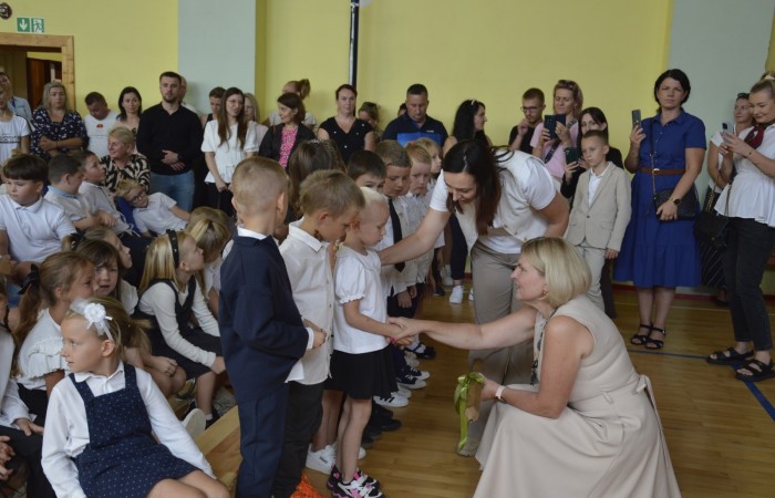 1 września 2025 roku w naszej szkole odbyły się dwie uroczyste akademie z okazji rozpoczęcia nowego roku szkolnego.
W pierwszej części uczestniczyli uczniowie klas IV–VIII. Podczas uroczystości Pani Dyrektor Agnieszka Cieklińska życzyła wszystkim uczniom, nauczycielom i pracownikom szkoły owocnej pracy oraz wielu sukcesów w nadchodzącym roku szkolnym. Głos zabrała również przewodnicząca Rady Rodziców - Pani Anna Szymanek, przekazując serdeczne życzenia powodzenia i satysfakcji z podejmowanych działań.
Druga akademia była skierowana do uczniów klas I–III. Szczególnie uroczystym momentem było ślubowanie uczniów klas pierwszych, którzy oficjalnie dołączyli do społeczności szkolnej. Swoją obecnością zaszczyciła nas Pani Elżbieta Wasiuk - Burmistrz Pasłęka oraz przedstawicielka Rady Rodziców - Pani Monika Cendrowska, które również skierowały ciepłe słowa do uczniów i ich rodzin, życząc pomyślności oraz wielu radosnych chwil w nowym roku szkolnym.
Dziękujemy wszystkim za udział w uroczystości i życzymy wspaniałego roku pełnego wiedzy, wyzwań i sukcesów!