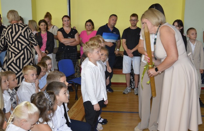 1 września 2025 roku w naszej szkole odbyły się dwie uroczyste akademie z okazji rozpoczęcia nowego roku szkolnego.
W pierwszej części uczestniczyli uczniowie klas IV–VIII. Podczas uroczystości Pani Dyrektor Agnieszka Cieklińska życzyła wszystkim uczniom, nauczycielom i pracownikom szkoły owocnej pracy oraz wielu sukcesów w nadchodzącym roku szkolnym. Głos zabrała również przewodnicząca Rady Rodziców - Pani Anna Szymanek, przekazując serdeczne życzenia powodzenia i satysfakcji z podejmowanych działań.
Druga akademia była skierowana do uczniów klas I–III. Szczególnie uroczystym momentem było ślubowanie uczniów klas pierwszych, którzy oficjalnie dołączyli do społeczności szkolnej. Swoją obecnością zaszczyciła nas Pani Elżbieta Wasiuk - Burmistrz Pasłęka oraz przedstawicielka Rady Rodziców - Pani Monika Cendrowska, które również skierowały ciepłe słowa do uczniów i ich rodzin, życząc pomyślności oraz wielu radosnych chwil w nowym roku szkolnym.
Dziękujemy wszystkim za udział w uroczystości i życzymy wspaniałego roku pełnego wiedzy, wyzwań i sukcesów!
