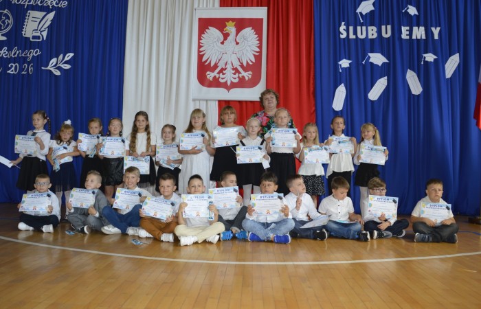 1 września 2025 roku w naszej szkole odbyły się dwie uroczyste akademie z okazji rozpoczęcia nowego roku szkolnego.
W pierwszej części uczestniczyli uczniowie klas IV–VIII. Podczas uroczystości Pani Dyrektor Agnieszka Cieklińska życzyła wszystkim uczniom, nauczycielom i pracownikom szkoły owocnej pracy oraz wielu sukcesów w nadchodzącym roku szkolnym. Głos zabrała również przewodnicząca Rady Rodziców - Pani Anna Szymanek, przekazując serdeczne życzenia powodzenia i satysfakcji z podejmowanych działań.
Druga akademia była skierowana do uczniów klas I–III. Szczególnie uroczystym momentem było ślubowanie uczniów klas pierwszych, którzy oficjalnie dołączyli do społeczności szkolnej. Swoją obecnością zaszczyciła nas Pani Elżbieta Wasiuk - Burmistrz Pasłęka oraz przedstawicielka Rady Rodziców - Pani Monika Cendrowska, które również skierowały ciepłe słowa do uczniów i ich rodzin, życząc pomyślności oraz wielu radosnych chwil w nowym roku szkolnym.
Dziękujemy wszystkim za udział w uroczystości i życzymy wspaniałego roku pełnego wiedzy, wyzwań i sukcesów!