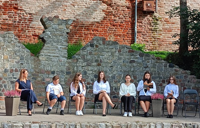 Z radością informujemy, że sześcioro uczniów z naszej szkoły wzięło udział w tegorocznej edycji Narodowego Czytania 2025. Wydarzenie poświęcone było twórczości Jana Kochanowskiego, jednego z najwybitniejszych poetów polskiego renesansu.

Uczniowie z zaangażowaniem czytali wybrane utwory poety, prezentując bogactwo języka i głębię refleksji zawartych w poezji Kochanowskiego. Ich udział był nie tylko okazją do rozwijania umiejętności recytatorskich, ale także formą uczczenia klasyki polskiej literatury.

Gratulujemy wszystkim uczestnikom i dziękujemy za godne reprezentowanie naszej szkoły! 

Dziękujemy Bibliotece Publicznej w Pasłęku za zorganizowanie tego wydarzenia i możliwość wzięcia przez nas udziału. 
