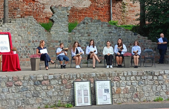 Z radością informujemy, że sześcioro uczniów z naszej szkoły wzięło udział w tegorocznej edycji Narodowego Czytania 2025. Wydarzenie poświęcone było twórczości Jana Kochanowskiego, jednego z najwybitniejszych poetów polskiego renesansu.

Uczniowie z zaangażowaniem czytali wybrane utwory poety, prezentując bogactwo języka i głębię refleksji zawartych w poezji Kochanowskiego. Ich udział był nie tylko okazją do rozwijania umiejętności recytatorskich, ale także formą uczczenia klasyki polskiej literatury.

Gratulujemy wszystkim uczestnikom i dziękujemy za godne reprezentowanie naszej szkoły! 

Dziękujemy Bibliotece Publicznej w Pasłęku za zorganizowanie tego wydarzenia i możliwość wzięcia przez nas udziału. 
