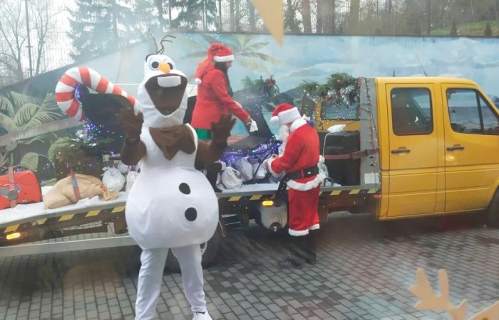 6 grudnia do naszego przedszkola zawitał długo wyczekiwany gość. Był ubrany w długi czerwony strój, na głowie nosił czerwoną czapkę z pomponem, miał długą białą brodę , a w ręku trzymał duży worek  oraz dzwoneczek. Oczywiście to był MIKOŁAJ. Pomimo braku śniegu przybył do nas na czas. Na dziecięcych twarzach uśmiech gościł od rana, a w czasie wizyty malowała się radość i przejęcie. Mikołaju, bardzo dziękujemy, że byłeś z nami. Do zobaczenia za rok!!!