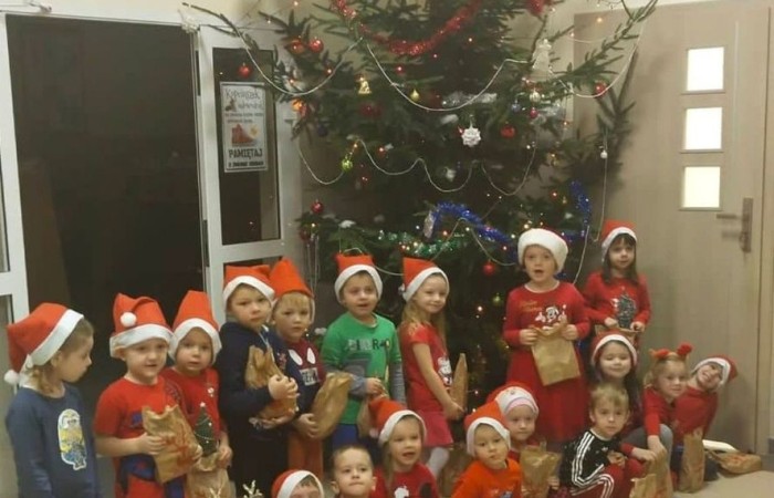 6 grudnia do naszego przedszkola zawitał długo wyczekiwany gość. Był ubrany w długi czerwony strój, na głowie nosił czerwoną czapkę z pomponem, miał długą białą brodę , a w ręku trzymał duży worek  oraz dzwoneczek. Oczywiście to był MIKOŁAJ. Pomimo braku śniegu przybył do nas na czas. Na dziecięcych twarzach uśmiech gościł od rana, a w czasie wizyty malowała się radość i przejęcie. Mikołaju, bardzo dziękujemy, że byłeś z nami. Do zobaczenia za rok!!!