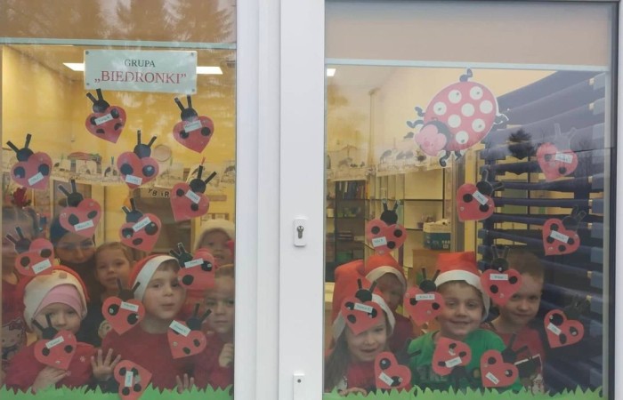 6 grudnia do naszego przedszkola zawitał długo wyczekiwany gość. Był ubrany w długi czerwony strój, na głowie nosił czerwoną czapkę z pomponem, miał długą białą brodę , a w ręku trzymał duży worek  oraz dzwoneczek. Oczywiście to był MIKOŁAJ. Pomimo braku śniegu przybył do nas na czas. Na dziecięcych twarzach uśmiech gościł od rana, a w czasie wizyty malowała się radość i przejęcie. Mikołaju, bardzo dziękujemy, że byłeś z nami. Do zobaczenia za rok!!!