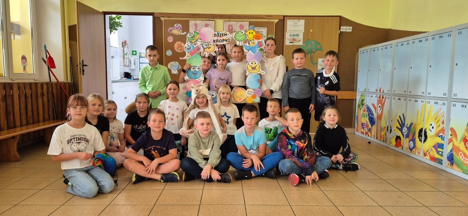 Przygoda Vashti – dziewczynki, która dzięki jednej kropce odnalazła w sobie odwagę i odkryła talent – stała się dziś inspiracją dla uczniów klas 1–3. Z okazji Międzynarodowego Dnia Kropki dzieci wysłuchały jej historii, a następnie wzięły udział w twórczych działaniach plastycznych. To był czas pełen kreatywności, zabawy i odkrywania własnych możliwości. Dzień upłynął w atmosferze radości, kolorów i wiary w to, że każdy z nas potrafi stworzyć coś wyjątkowego.